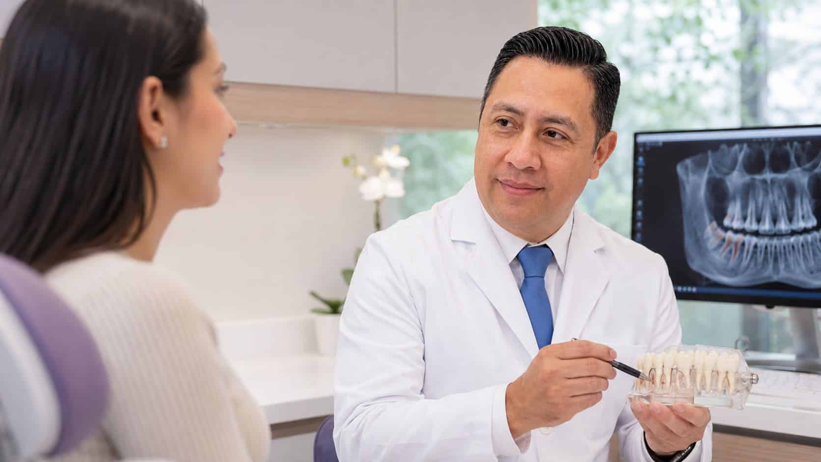 Dr. Óscar realizando una valoración de cirugía dental en Solángel Villahermosa
