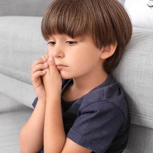 niño-con-dolor-dental-tocando-mejilla-incomodidad-dientes