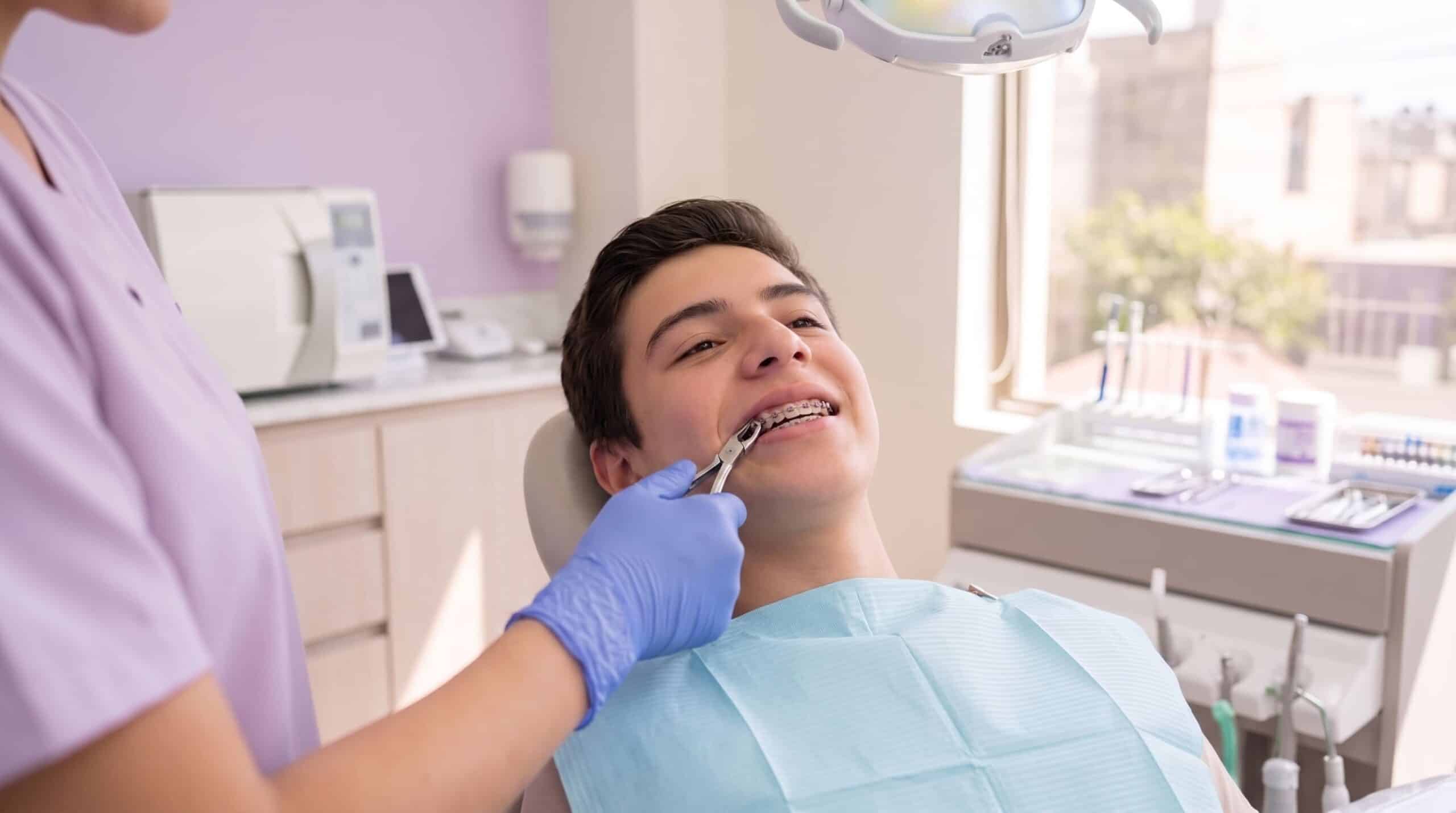 Colocación de brackets a una paciente adolescente en Odontología Familiar Solangel, Villahermosa.
